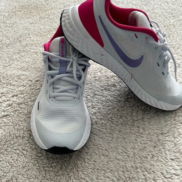 Nike running shoes size 7 girl's size and women's 8.5 - Picture 3 of 6